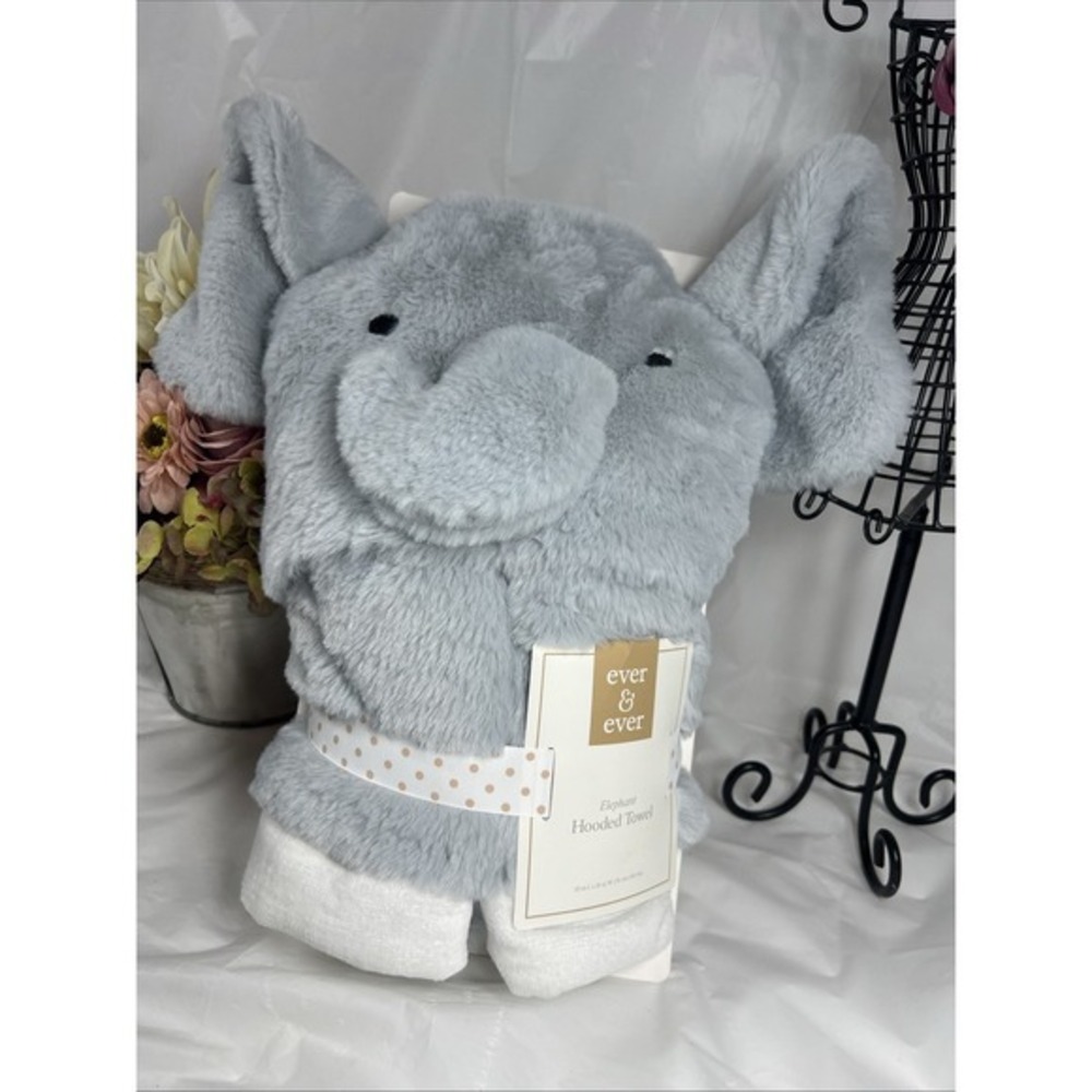 Elephant Hooded Towel By Ever & Ever (30 i L x 26 in W (76‎ cm x 66 cm))